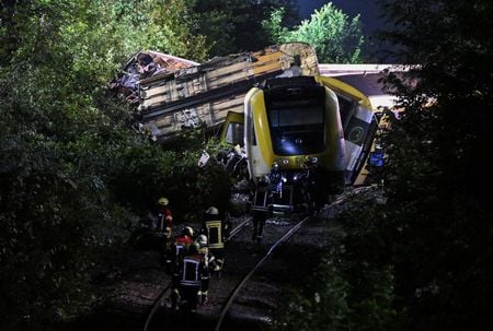７月２７日、ドイツ南西部バーデン・ビュルテンベルク州リートリンゲン近郊で乗客約１００人を乗せた列車が脱線し、警察によると３人が死亡し、多数が重軽傷を負った。脱線現場で撮影（２０２５年　ロイター/Markus Ulmer）