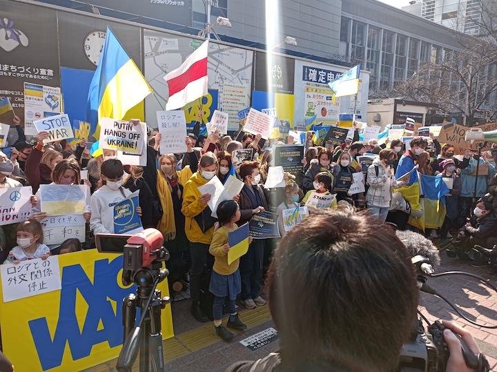 渋谷ハチ公前にウクライナ人と日本人約2000人が集まった　（筆者撮影）