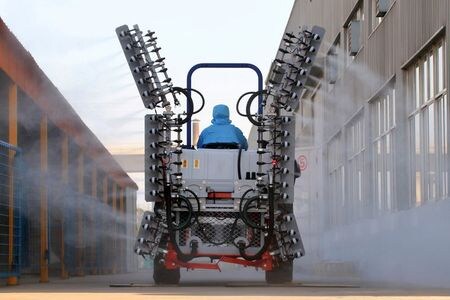 　２月１８日、中国国営テレビによると、新型コロナウイルスの発生源とされる湖北省武漢市で１８日、武昌医院の院長が同ウイルスへの感染により死亡した。写真は消毒薬を散布する様子。提供写真（２０２０年　ロイター／China Daily ）