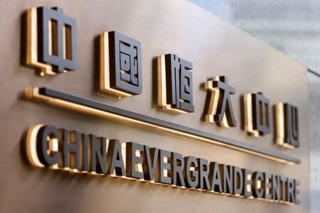 　巨額の債務を抱える中国の不動産開発大手、中国恒大集団は７月３１日、子会社の一つである恒大集団（南昌）が債務不履行を巡り保証人に７３億元（１０億８０００万ドル）を支払うよう命じられたと明らかにした。香港の中国恒大中心ビルで昨年１２月撮影（２０２２年　ロイター／Tyrone Siu）
