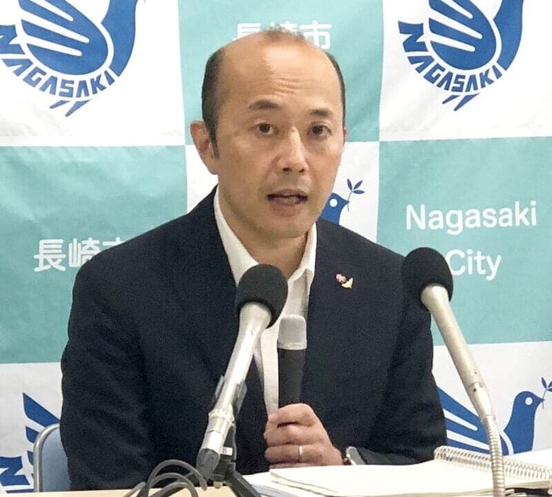 長崎市の鈴木史朗市長は８日午前、翌日に控えた「原爆の日」の平和祈念式典にイスラエル大使を招待しない判断に「変更はない」とした上で、米国から同国大使が参加できないと連絡があったことについて「残念だが引き続き来年以降、大使に参加いただければ」と語った。写真は長崎市役所で２０２３年７月、平和宣言の骨子について説明する鈴木市長（２０２４年　時事通信）
