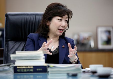 　１１月２７日　２０１６年の大統領選でヒラリー・クリントン元国務長官が敗れてから４年、来年１月に米国初の女性副大統領が誕生する見通しとなった。日本初の女性宰相を目指してきた自民党の野田聖子幹事長代行（写真）はロイターとのインタビューで、「大きな変化を感じる」と発言。日本をはじめ、各国の政界に波及することに期待を示した。２０１８年５月、東京で撮影（２０２０年　ロイター/Issei Kato）