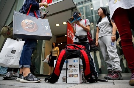 　５月１７日、日本政府観光局は４月の訪日外国人客数が前年同月比１２．５％増の２９０万１０００人で、４月としての過去最高を記録したと発表した。銀座で２０１６年１０月撮影（２０１８年　ロイター/Toru Hanai/File Photo）