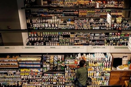 　９月２９日、８月の米個人消費支出は０．１％増に鈍化した。写真はニューヨークのスーパーで８月撮影（２０１７年　ロイター／Brendan McDermid）