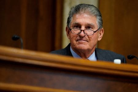 米民主党のマンチン上院議員は２７日、法人増税やエネルギー技術への投資、薬価引き下げなどを盛り込んだ法案でシューマー上院院内総務と合意したと発表した。写真は２０２２年７月、ワシントンで撮影（２０２２年　ロイター/Elizabeth Frantz）