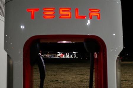 　インドのゴヤル商工相が先週、米電気自動車（ＥＶ）大手テスラの上級幹部と非公開の会合で会い、インドでの工場建設計画について話し合ったと、この件を直接知る２人がロイターに語った。３月２１日、米テネシー州で撮影（２０２３年　ロイター/Bing Guan）