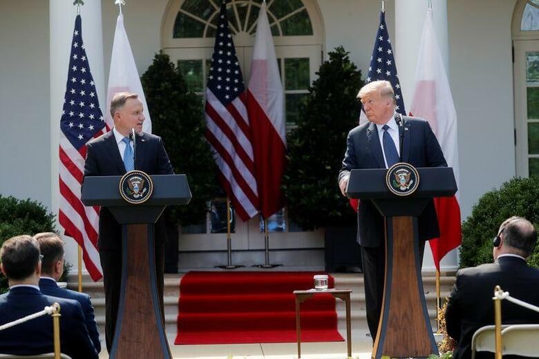 トランプ米大統領（写真右）はポーランドのドゥダ大統領（同左）とホワイトハウスで会談し、今後の防衛協力について議論した。６月２４日、米ワシントンのホワイトハウスで撮影（２０２０年　ロイター/Carlos Barria）