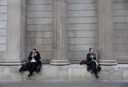 １月２１日、 英国立統計局（ＯＮＳ）が発表した２０２４年９─１１月の民間部門の賃金は伸びが加速した。ロンドンの英中銀前で１７日撮影（２０２５年　ロイター/Isabel Infantes）