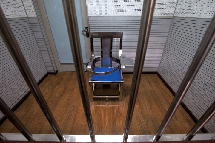 海外メディアに公開された北京の拘置所の取調室（2012年）　AP/AFLO