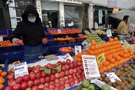　１１月１日、トルコ政府は高インフレに苦しむ低所得層を支援するため、賃上げや一定の減税を実行する準備を進めている。写真はイスタンブールで１月撮影（２０２１年　ロイター／Murad Sezer）