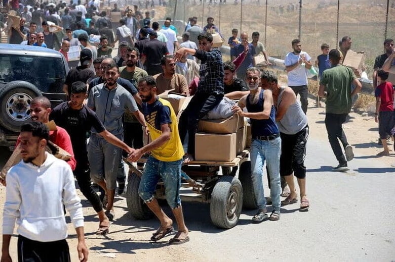 イスラム組織ハマスは３１日、米国が提案したパレスチナ自治区ガザでの停戦案について、修正を求めていると明らかにした。写真は２９日、ガザで支援物資を受け取る人々（２０２５年　ロイター/Ramadan Abed）