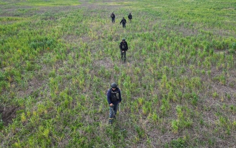 赤十字国際委員会（ICRC）はウクライナ南部のカホフカ水力発電所のダム決壊について、埋まっていた地雷が洪水で拡散し今後数十年にわたって市民に重大な危険をもたらす恐れがあると警告した。写真は10日、ミコライウ州Blahodatneで地雷を探すウクライナ当局者（2023年　ロイター/Bernadett Szabo）