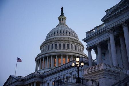 ８月９日、米上院民主党は、超党派による１兆ドル規模のインフラ投資法案が１０日にも可決されるとの見通しを示した。写真はワシントンの連邦議会議事堂。８日撮影（２０２１年　ロイター／Sarah Silbiger）