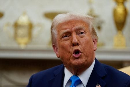 トランプ米大統領は２月４日、パレスチナ自治区ガザの住民を暴力の恐れのない場所に恒久的に移住させる取り組みを支持すると述べた。ホワイトハウスで撮影（２０２５年　ロイター/Elizabeth Frantz）