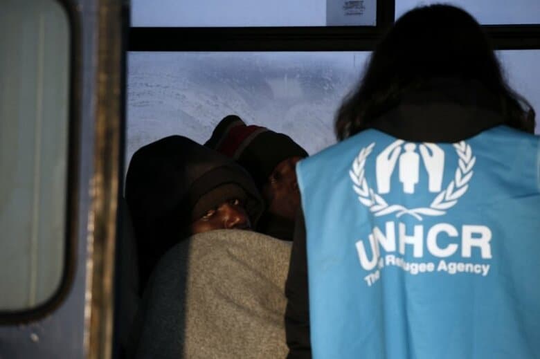 UNHCRのボランティアが活動する様子。2016年3月21日、ギリシャのレスボス島で撮影 REUTERS/Alkis Konstantinidis/file Photo