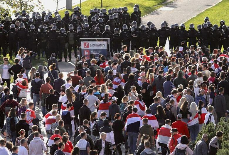 ロシアの情報機関、対外情報庁のナルイシキン長官は16日、米政府がベラルーシで革命を扇動しているとして、米国の行動を非難した。写真はミンスクの反体制デモ。13日撮影(2020年　ロイター)