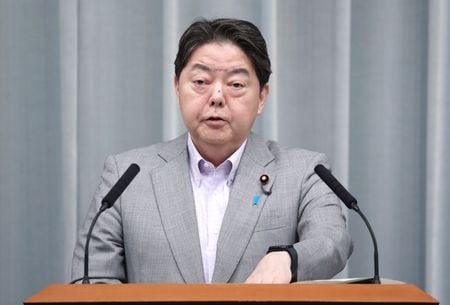 林芳正官房長官は３日午後の会見で、自動車メーカー５社が型式指定申請で不正行為があったと国交省に報告したことについて、日本の自動車産業の信頼を揺るがすとし、遺憾の意を表明した。写真は３日午前に首相官邸で記者会見する林官房長官（２０２４年　時事通信）