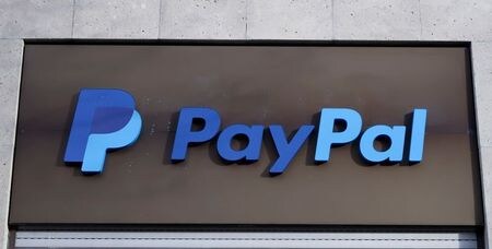 　５月５日、米決済サービス大手ペイパル・ホールディングスが発表した第１・四半期決算は、新型コロナウイルス感染拡大を受けたオンライン消費とデジタル決済の拡大が追い風となり、第１・四半期としてはこれまでで最も好調な決算となった。写真は同社のロゴ。ベルリンで２０１９年３月撮影（２０２１年　ロイター／Fabrizio Bensch）