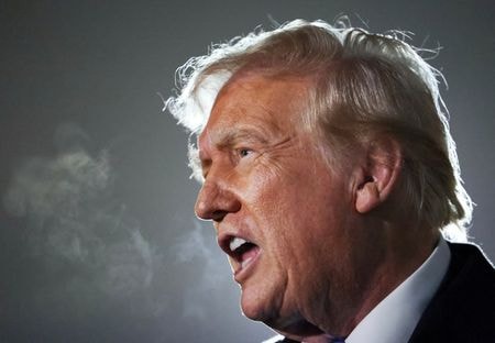２月３日、暗号資産（仮想通貨）情報会社３社の推計によると、トランプ米大統領の公式仮想通貨「＄トランプ」を取り扱う業者が１月３０日までに取引手数料として総額８６００万―１億ドルを稼ぎ出したもようだ。２日、メリーランド州で撮影（２０２５年　ロイター/Kevin Lamarque）