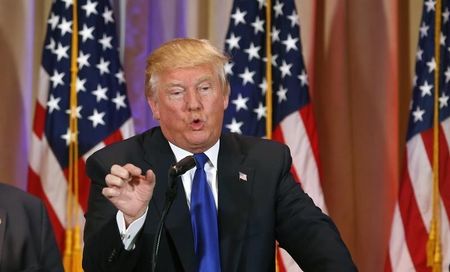 　３月３日、米の大富豪実業家で共和党の大口献金者として知られるコーク兄弟は２日、不動産王ドナルド・トランプ氏（写真）を共和党指名候補争いから追い落とすために、保有する政治資金４億ドルを使用することはないと述べた。フロリダ州で１日撮影（２０１６年　ロイター/Scott Audette）