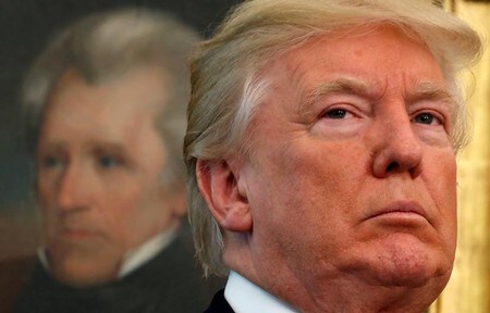 　１０月２４日、ロイター／イプソスが実施した世論調査で、トランプ米大統領が掲げる減税計画を支持しているのは米国の登録有権者の３分の１に満たず、３分の２以上が富裕層や法人に対する減税よりも連邦予算の赤字削減の方が重要との見方を示していることが分かった。写真はトランプ大統領、ホワイトハウスで２４日撮影（２０１７年　ロイター／Kevin Lamarque）