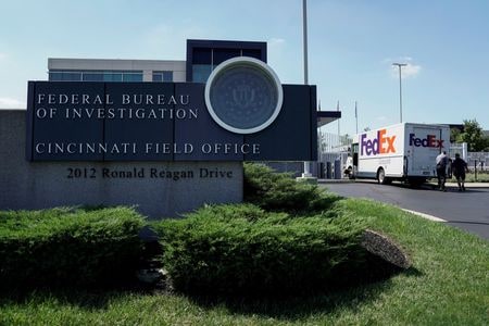 米オハイオ州の警察は１２日、同州シンシナティで１１日に連邦捜査局（ＦＢＩ）ビルに侵入しようとした後に逃走し警官との銃撃戦の末に射殺された人物が同州中央部に位置するコロンバスの４２歳の男だったと発表した。（２０２２年　ロイター／Jeffrey Dean）