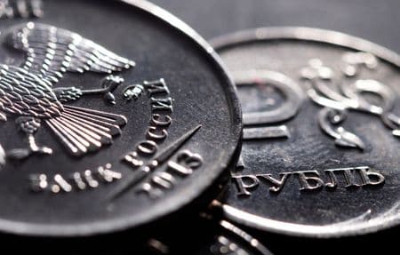 ロシアの通貨ルーブルは２８日、不安定な地合いの中で過去最安値を付けたが、ロシア中銀による緊急利上げなどを受け下げ幅を縮小した。２４日撮影（２０２２年　ロイター/Dado Ruvic）
