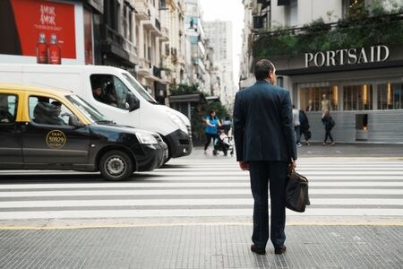 ドライバーらは気付いていないかもしれない。だが昨年１０月以降、アルゼンチンのブエノスアイレスでは人工知能（ＡＩ）の導入によって、信号で止められる回数が減った。写真は横断しようとする男性。４月１１日、ブエノスアイレスで撮影（２０２５年　ロイター/Irina Dambrauskas）