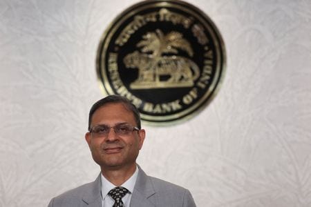 　インド準備銀行（中央銀行）が２０日公表した今月６日の金融政策委員会の議事要旨によると、委員らは大幅利下げによって確実に経済成長を高め、投資と消費を促進できるとの考えを示した。写真は同行のマルホトラ総裁。６月６日、ムンバイで撮影（２０２５年　ロイター/Francis Mascarenhas）