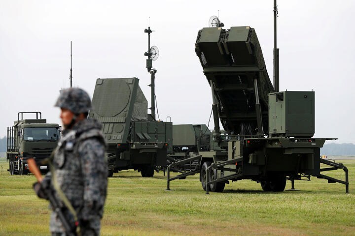 写真は自衛隊員と迎撃ミサイル「PAC3」（2017年撮影）　Issei Kato-REUTERS