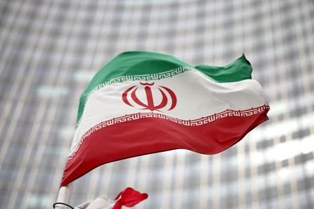 　９月１２日、イラクのカディミ首相はイランの首都テヘランでライシ大統領と会談した。イランの国旗、ウィーンで５月撮影（２０２１年　ロイター／Lisi Niesner）
