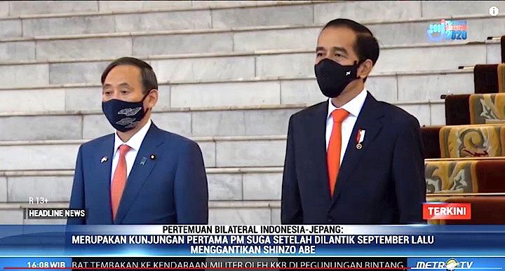初の外遊先のひとつとしてインドネシアを訪問した菅義偉首相をジョコ・ウィドド大統領が出迎えた。metrotvnews / YouTube
