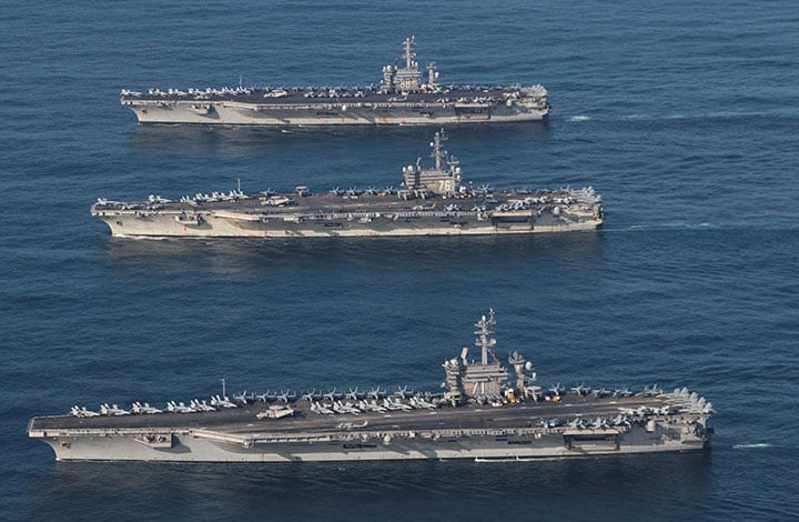 米原子力空母、手前からセオドア・ルーズベルト、ロナルド・レーガン、ニミッツ（11月12日）　Courtesy James Griffin/U.S. Navy/REUTERS