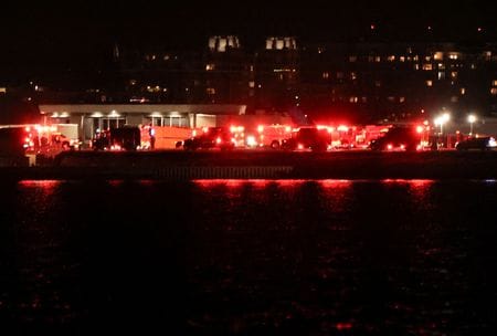 　アメリカン航空のリージョナルジェット旅客機が２９日夜、レーガン・ワシントン・ナショナル空港周辺で米軍のヘリコプター「ブラックホーク」と空中衝突した。当局者が明らかにした。写真は、レーガン・ワシントン・ナショナル空港付近。同日、ワシントンで撮影（２０２５年　ロイター/Carlos Barria）