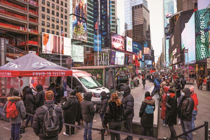 ニューヨークの街角で新型コロナ検査の順番を待つ市民　ANDREW KELLYｰREUTERS