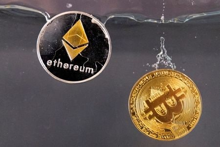 ４月２日、時価総額が世界２位の仮想通貨（暗号資産）イーサが同１位のビットコインに上昇率で見劣りしている。写真は量暗号通貨のイメージ。２０２２年５月撮影（２０２４年　ロイター/Dado Ruvic）