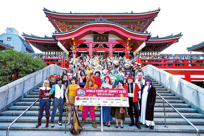名古屋の大須観音でパレードしたサミット参加者　©WORLD COSPLAY SUMMIT