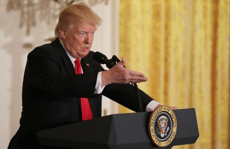 ２月１６日、トランプ米大統領がイスラム圏７カ国からの入国を制限する大統領令を「近く」差し替える方針を示したことが明らかになった。写真は会見するトランプ氏。（２０１７年　ロイター／Carlos Barria）