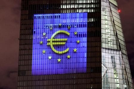 欧州中央銀行（ＥＣＢ）理事会メンバーのマクルーフ・アイルランド中銀総裁は２４日、１２月の理事会で予想される利上げ幅について、０．５０％ポイントと０．７５％ポイントの双方を否定しない考えを示した。２０２１年１２月撮影（２０２２年　ロイター/Wolfgang Rattay）