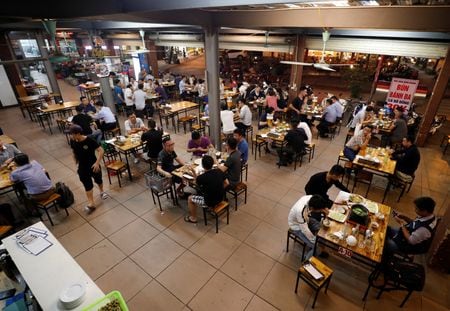 　ベトナム統計総局が６月２９日発表した第２・四半期の国内総生産（ＧＤＰ）は前年同期比４．１４％増に加速した。ハノイのレストランで２０２０年４月撮影（２０２３年　ロイター）