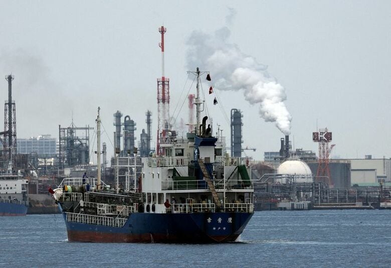 神奈川県川崎市の製油所近くを航行する小型タンカー。３月１７日撮影（２０２６年　ロイター/Issei Kato）