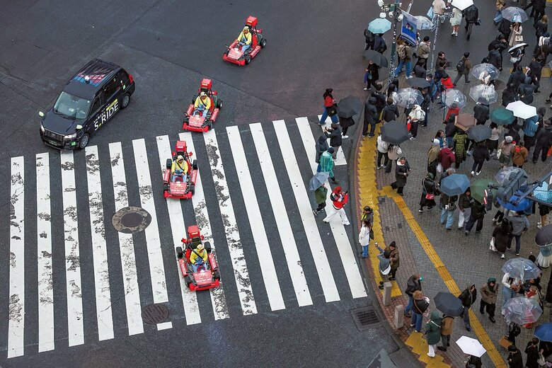 外国人観光客に人気の公道カートの危険性を指摘する声も（渋谷）　JAKUB PORZYCKI-NUR PHOTO-REUTERS
