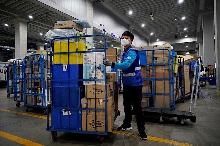 韓国疾病予防管理局（ＫＣＤＣ）は、２６日深夜時点で４０人が新型コロナウイルスに新たに感染したと発表した。写真はクーパン社の配送員。韓国インチョンで３月撮影（２０２０年　ロイター／Kim Hong-Ji）
