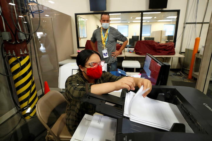 ネバダ州の開票所で続く開票作業　Steve Marcus-REUTERS