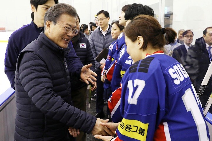 女子アイスホッケーチームを訪れた文在寅大統領　Yonhap via REUTERS