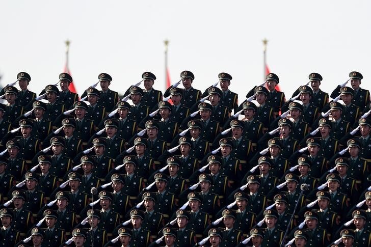 ２月１６日、軍関係者が匿名を条件にロイターに明らかにしたところによると、軍内では今年の国防予算３０％増も議論されたという。写真は昨年９月北京天安門での軍事パレードの模様（２０１６年　ロイター/Wang Zhao）