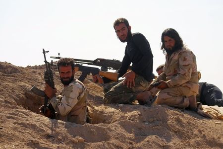 　１０月１２日、過激派組織「イスラム国」の掃討作戦を続ける米軍は、シリアの反体制派勢力に弾薬などを供与するため、同国北部で軍用機による投下を行った。写真は反体制派の兵士。ハマで１１日撮影（２０１５年　ロイター/Ammar Abdullah）