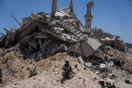 ７月７日、イスラエルのネタニヤフ首相は、パレスチナ自治区ガザでの停戦に向けたいかなる合意も、イスラエルの目標達成まで戦闘再開を認める内容でなければならないと述べた。写真はイスラエル兵。ガザ地区南部で３日代表撮影（２０２４年　ロイター）