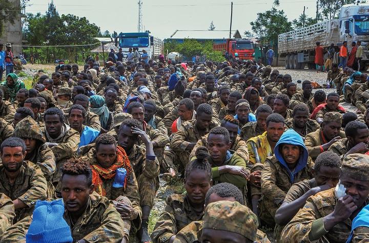 TPLFの捕虜となり、連行された政府軍兵士と政府側民兵たち（今年10月）AP/AFLO