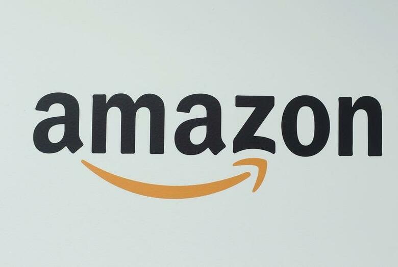 ネット通販最大手の米アマゾンのドイツで働く従業員が、配送拠点の一部従業員が新型コロナウイルスに感染したことを受け、会社の安全対策に抗議するため29日にストを開始する。統一サービス産業労組が28日に明らかにした。写真はアマゾンのロゴ。ドイツのマンハイムで2019年9月撮影(2020年　ロイター/Ralph Orlowski)